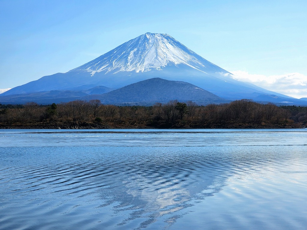 山梨の富士五湖の一つ精進湖の他手合浜から見る富士山