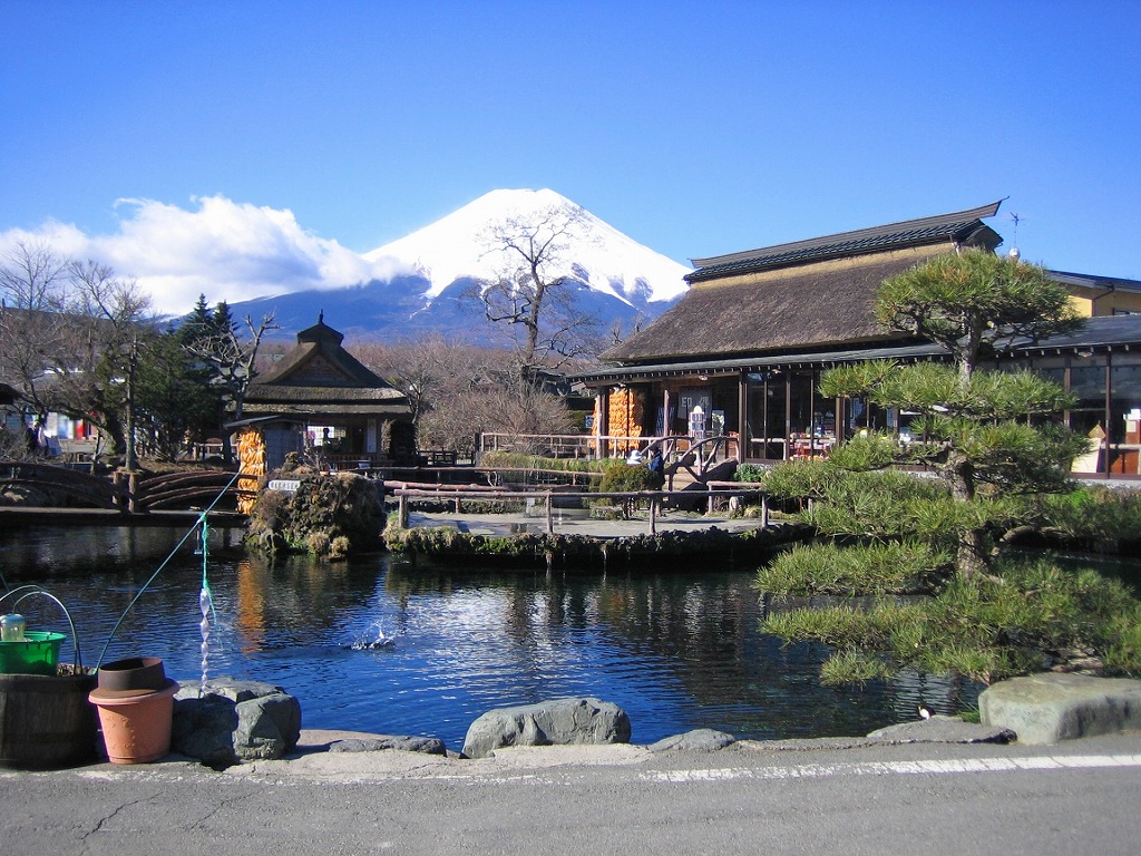 山梨県の富士五湖の近く忍野八海から見る富士山