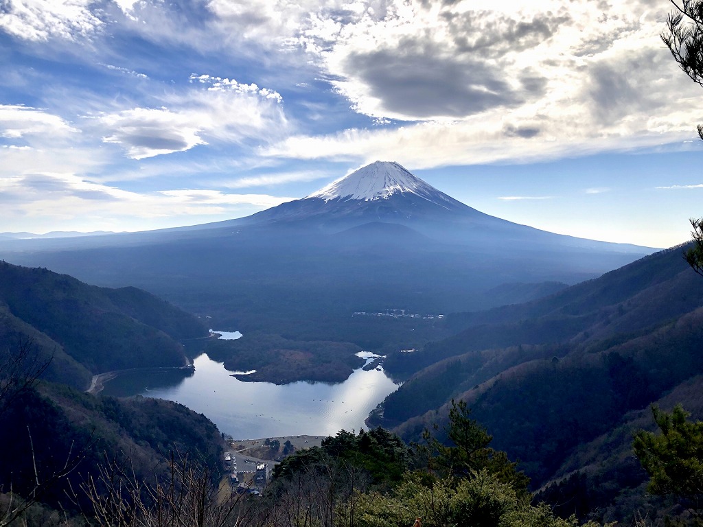 山梨県の富士五湖の1つ精進湖のパノラマ台から見る富士山