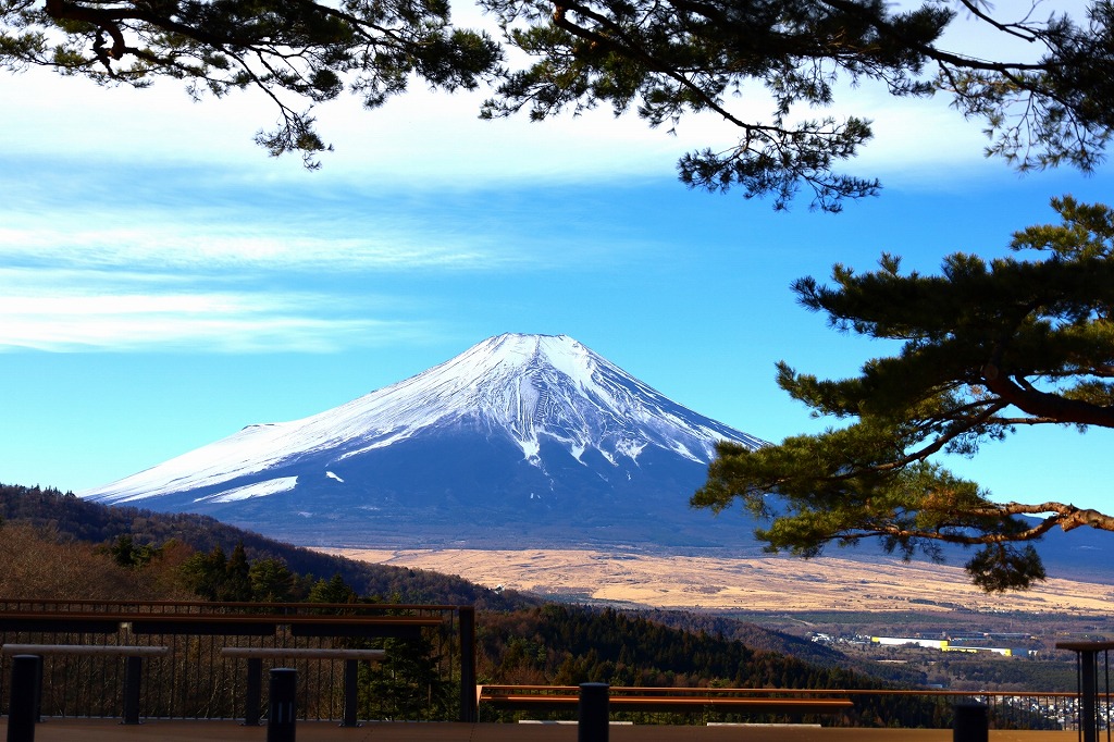 山梨県の富士五湖の近く二重曲峠展望テラスSORAnoIROから見る富士山